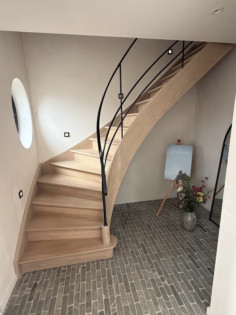 Foto van Schrijnwerkerij Borra nv | Fabricatie & plaatsing houten trappen, balustrades, ramen & deuren in Houthulst, Houtbewerker (foto 2)