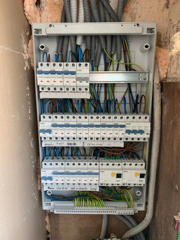 Foto van DRCS in Zoutleeuw, Elektricien (foto 1)