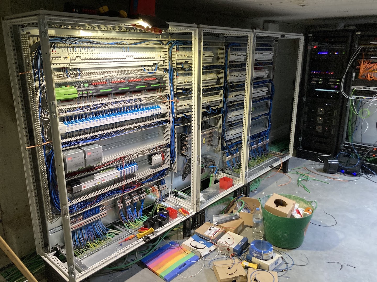 Foto van OB-T bv in Zedelgem, Elektrotechnisch installatiebedrijf (foto 3)