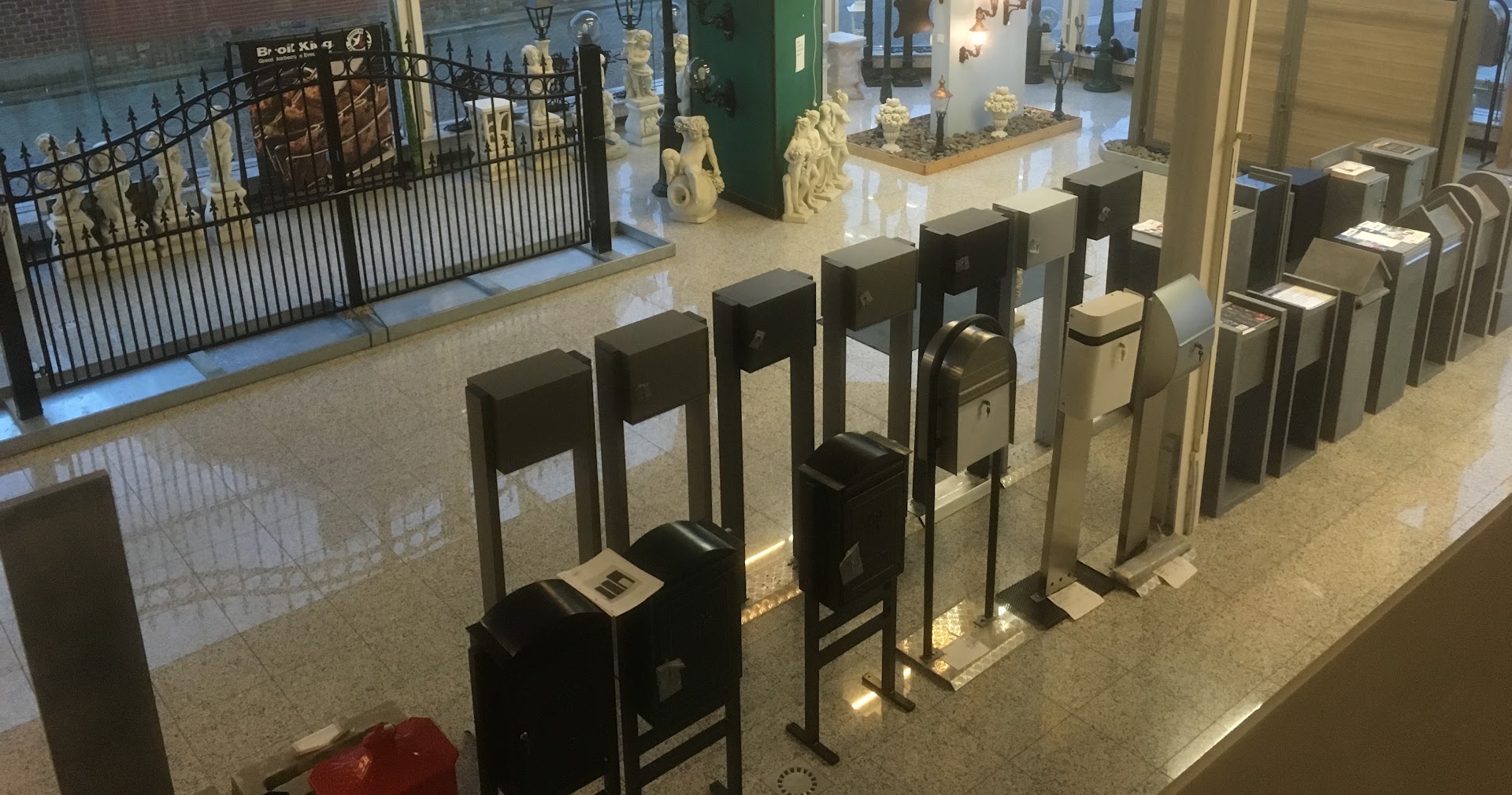 Foto van Eulaerts_tuinbeelden_brievenbussen_hekwerk_overkappingen_tuinverlichting_Broil King in Zaventem, Tuincentrum (foto 2)