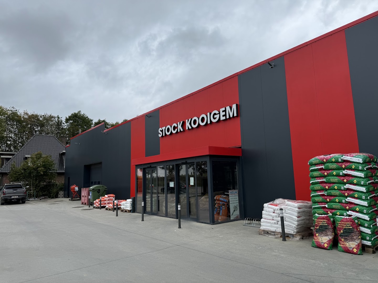 Foto van Stock Kooigem in Kortrijk, Doe-het-zelfzaak (foto 1)