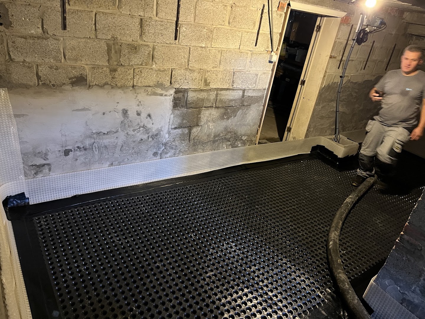Foto van Dry Plan | Vochtbestrijding, kelderdichting, opstijgend vocht, condensatie en waterschotten in Mechelen — Bouwbedrijf (foto 3)