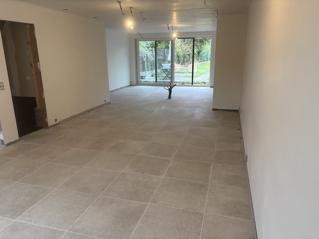 Foto van Angelo Renovates | Totaalrenovatie | Vloerwerken | Opritten en terrassen | verhuur| ontstoppen van afvoeren en rioleringen in Zwevegem — Bouwbedrijf (foto 3)