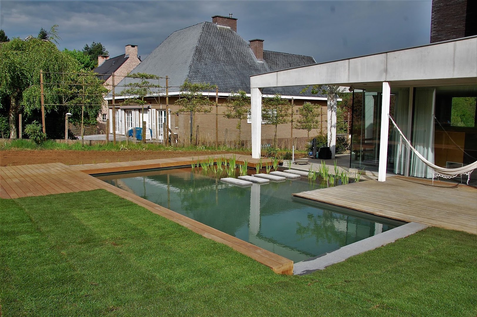 Foto van Waterland Tuinen in Lubbeek, Zwembad- en tuinaanleg (foto 2)