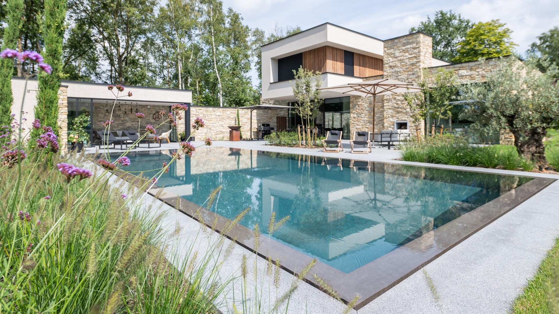 Foto van ZUUVR - High-end swimming pool technologies in Beringen, Zwembadsystemen (foto 1)