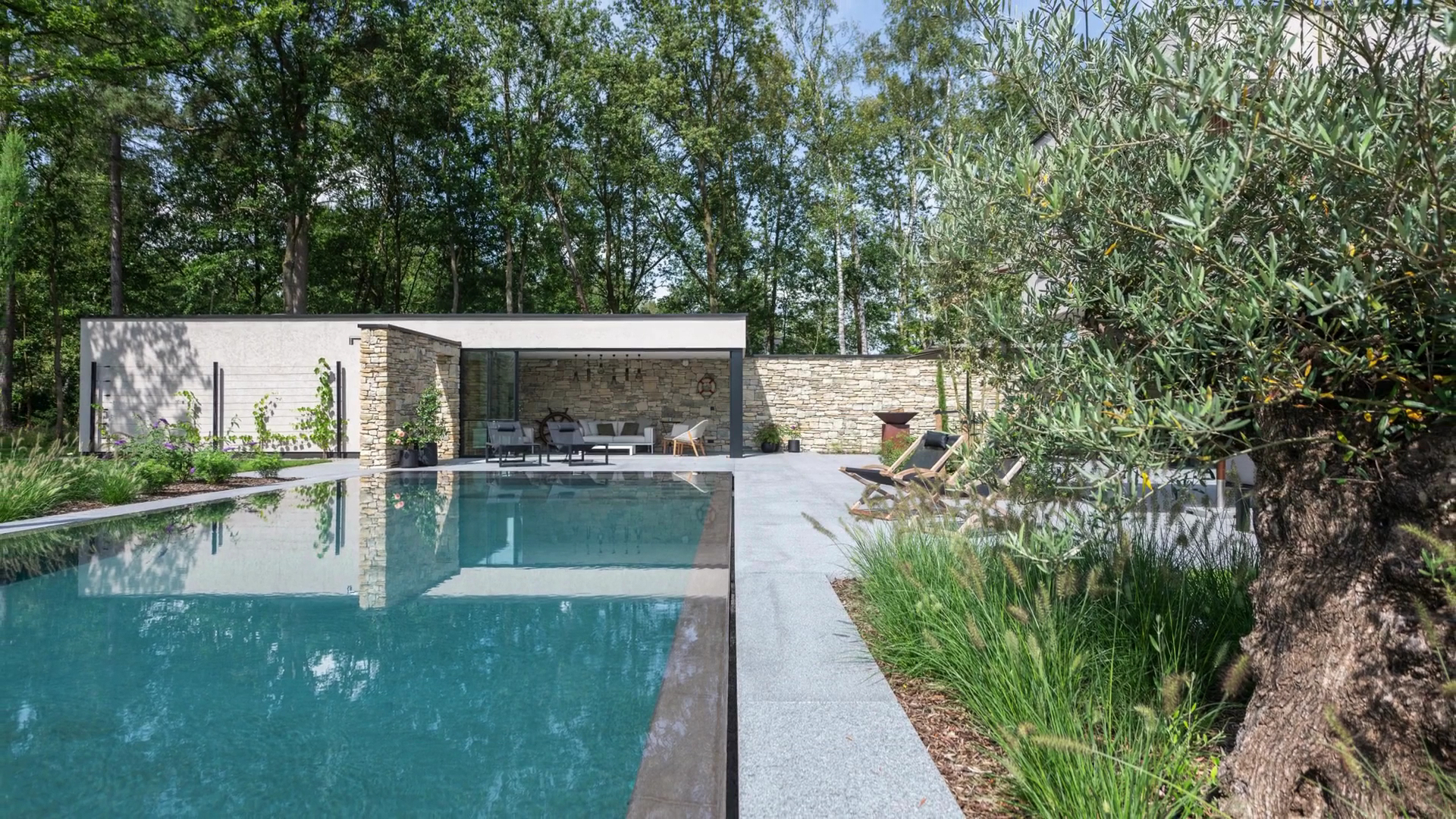 Foto van ZUUVR - High-end swimming pool technologies in Beringen, Zwembadsystemen (foto 2)