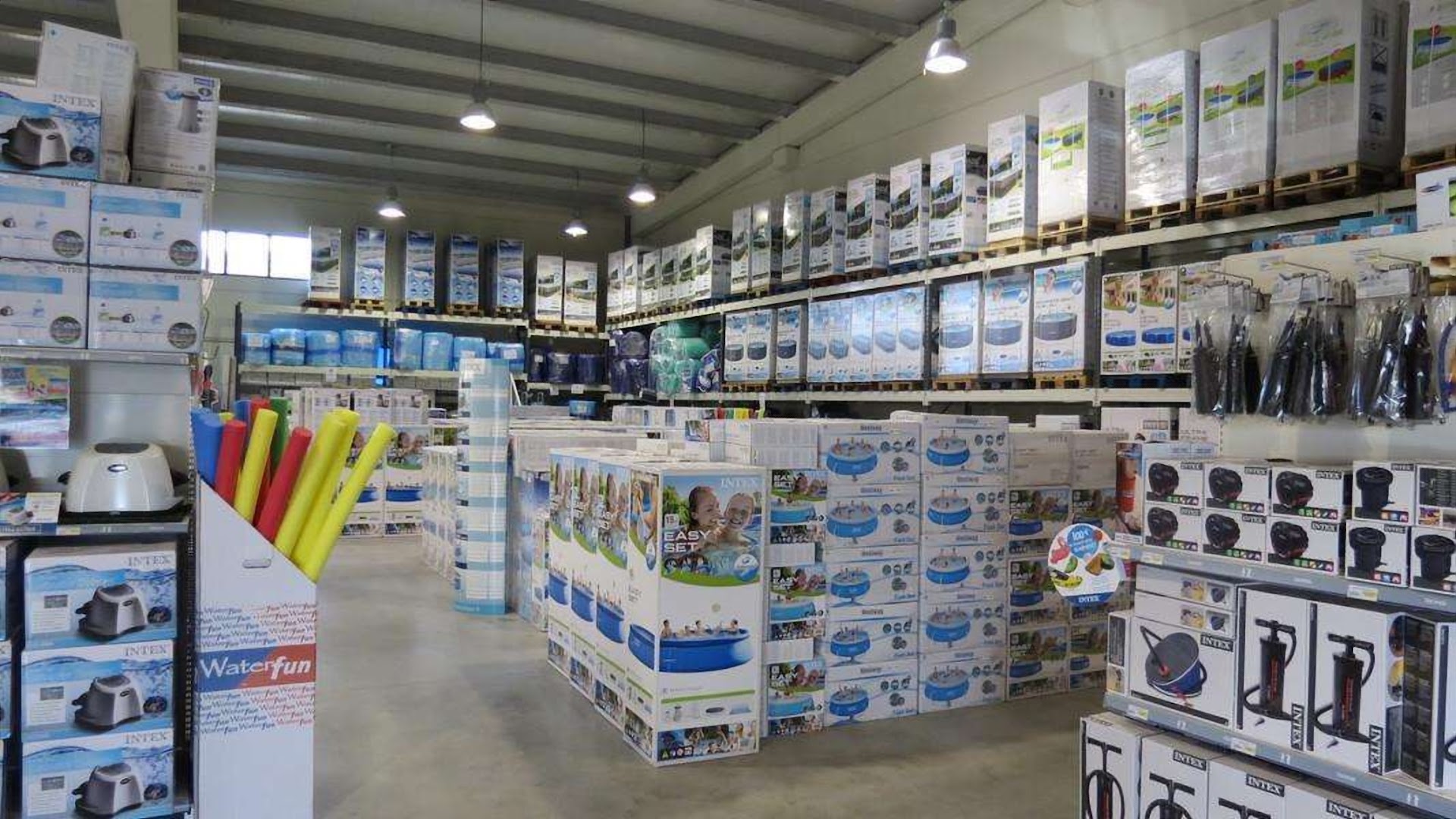 Foto van Cash Piscines in Charleroi, Zwembadenwinkel (foto 3)