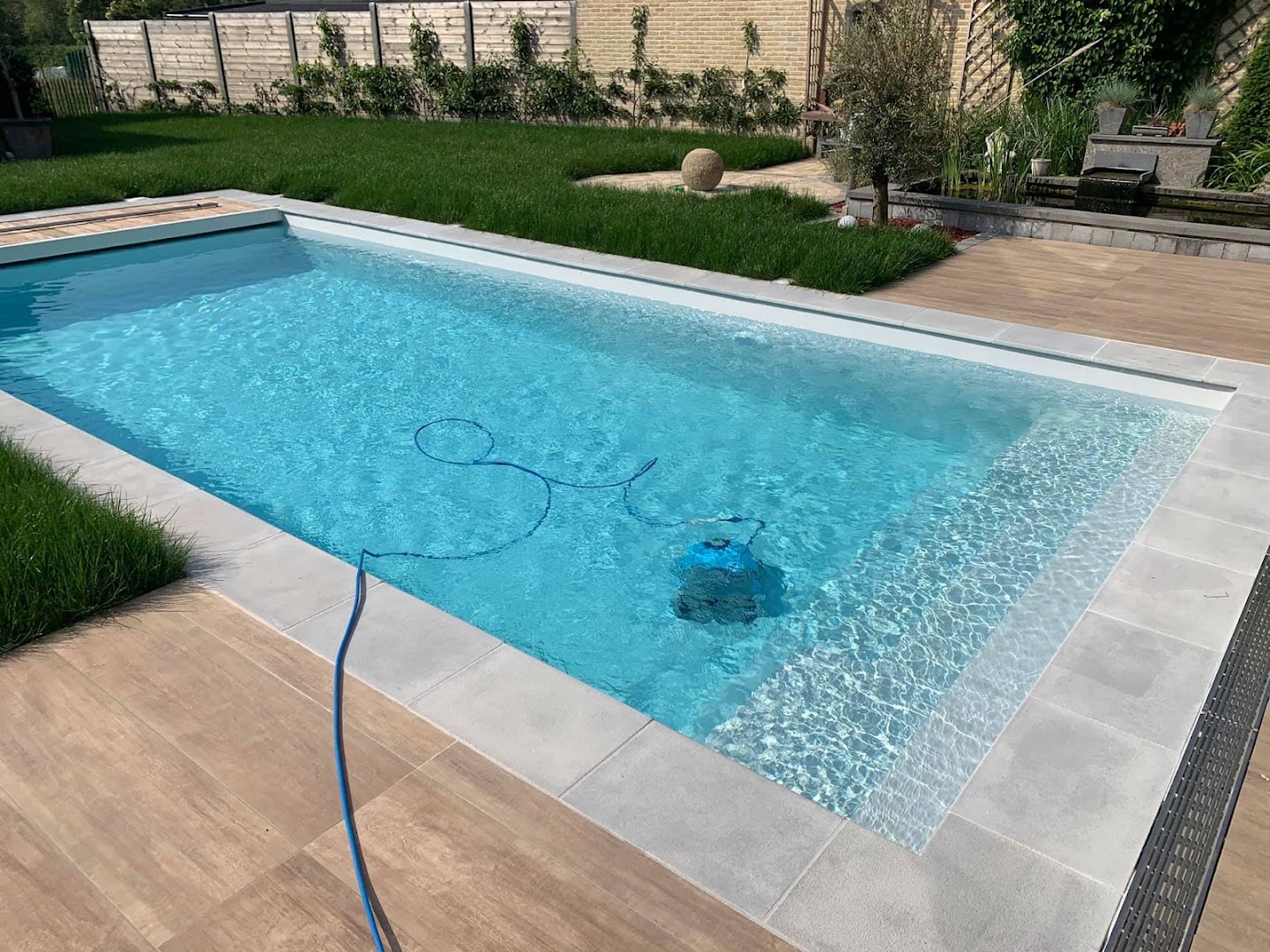 Foto van Neptune Piscines Belgique in Frasnes-lez-Anvaing, Aannemer voor zwembad (foto 3)