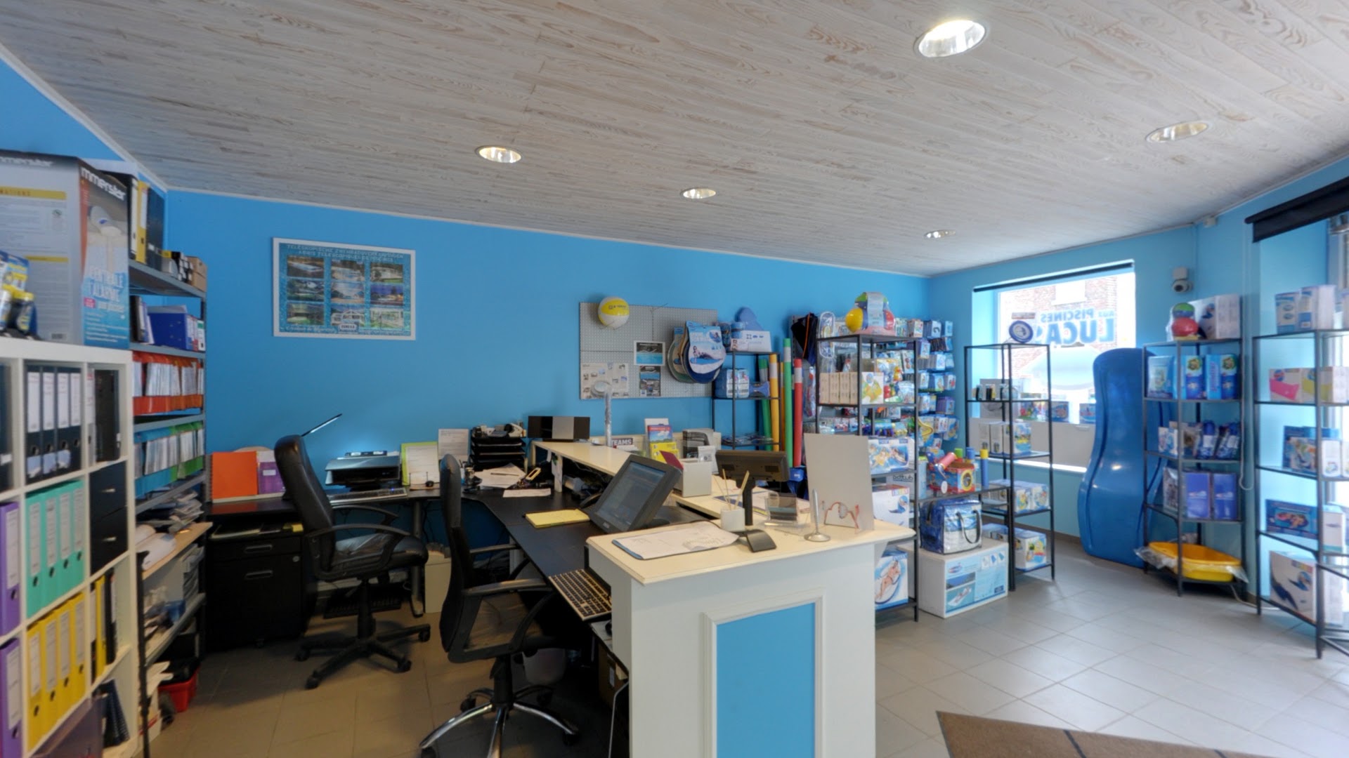 Foto van Aux Piscines de Lucas in Lasne, Zwembadenwinkel (foto 2)