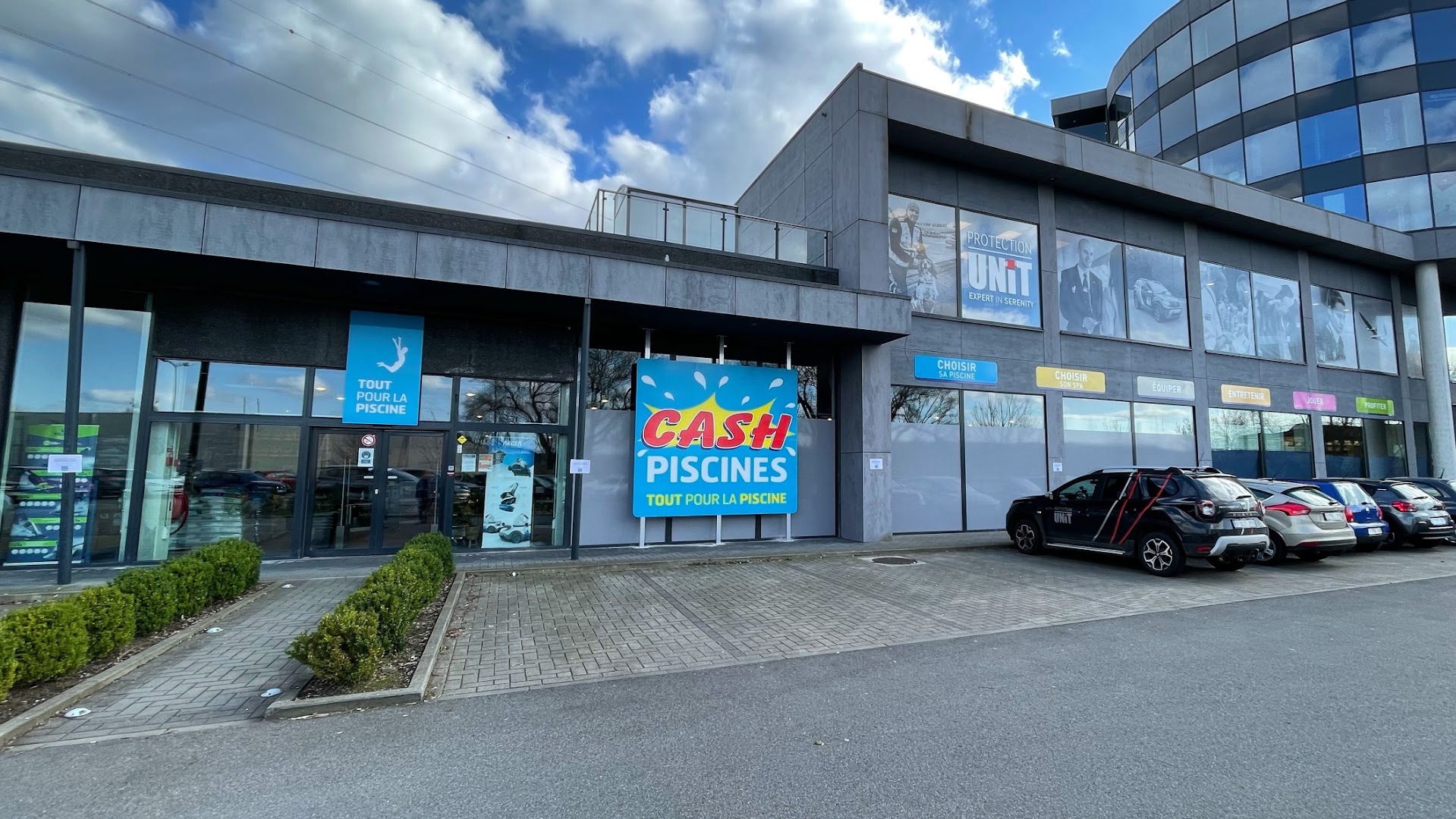 Foto van Cash Piscines in Saint-Georges-sur-Meuse, Zwembadenwinkel (foto 1)
