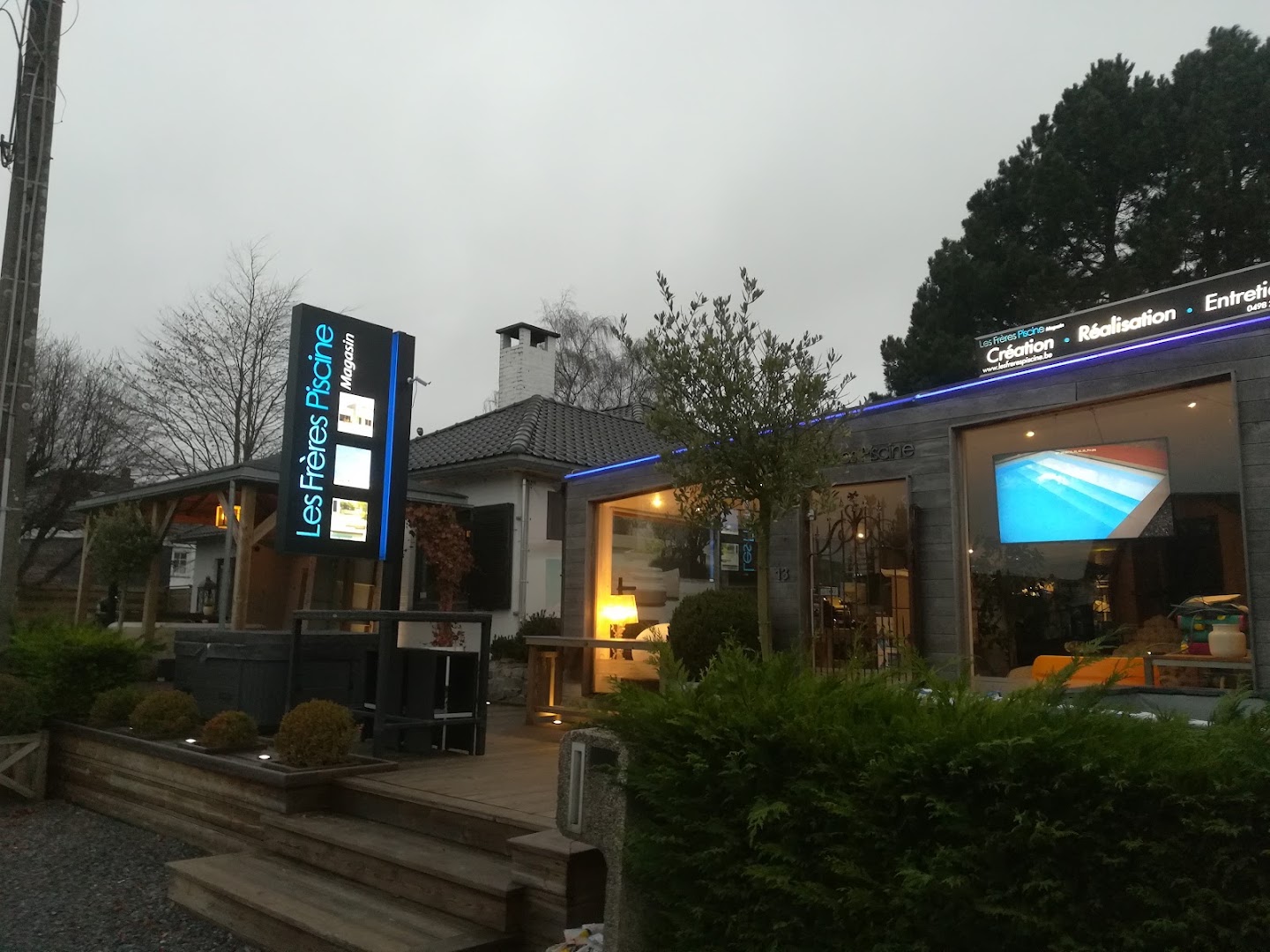 Foto van Les Frères Piscine in Chaudfontaine, Zwembadenwinkel (foto 1)