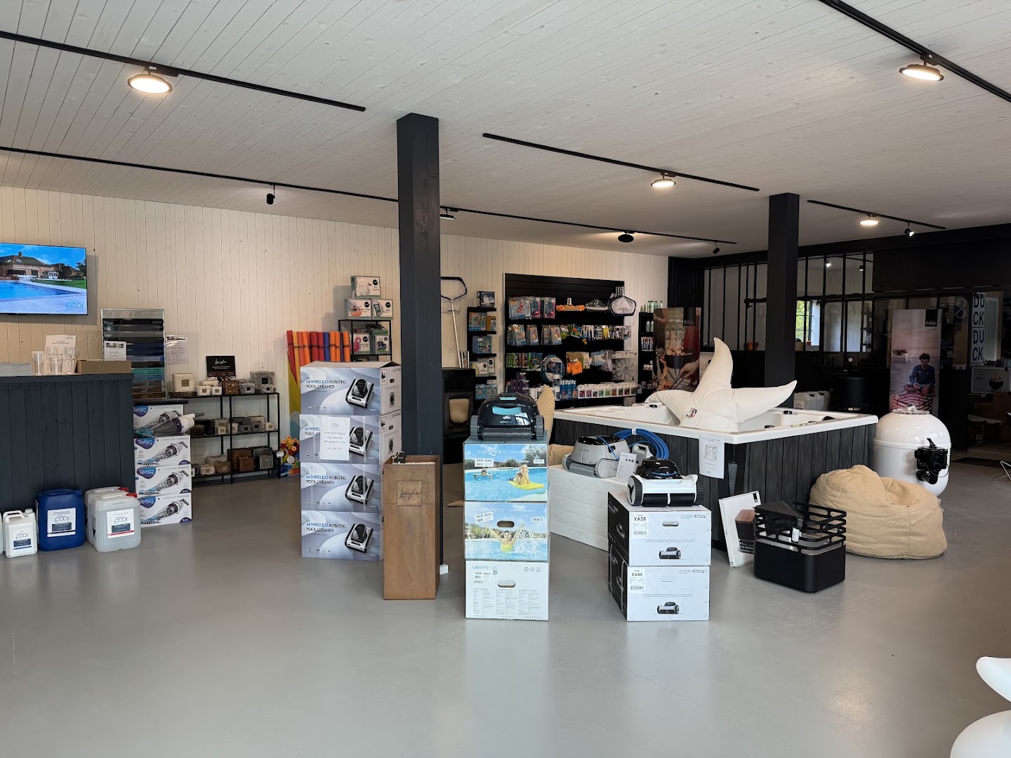 Foto van Pool Deluxe - Constructeur de piscines & magasin, Jacuzzi · Sauna · Brabant Wallon in Lasne, Zwembadenwinkel (foto 2)