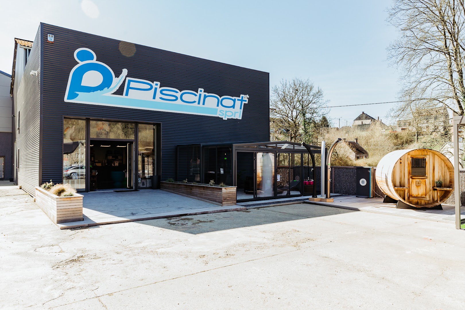 Foto van Piscinat in Spontin, Zwembadenwinkel (foto 1)
