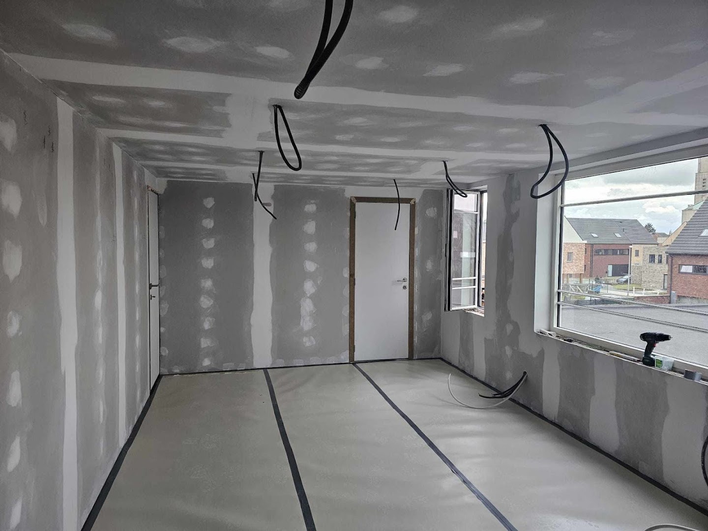 Foto van Sukri Company | Klusjes | Schilder | Afbraak | Schoonmaak | Tuinonderhoud | Glazen wassen in Lier — Schoonmaakbedrijf (foto 3)