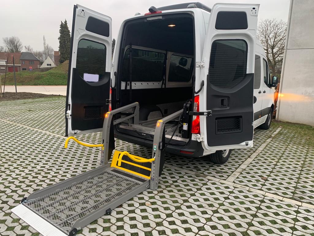 Foto van DM Taxi Service in Denderhoutem — Taxibedrijf (foto 3)