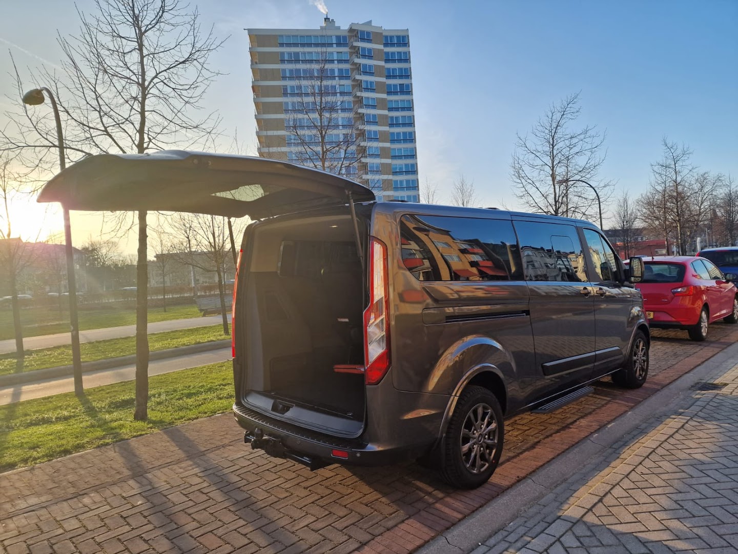 Foto van Taxi Riemst | 24/7 Service: Zakelijk-Particulier-VIP -Luchthavenvervoer- Airport transportation — Pendeldienst naar luchthaven (foto 1)