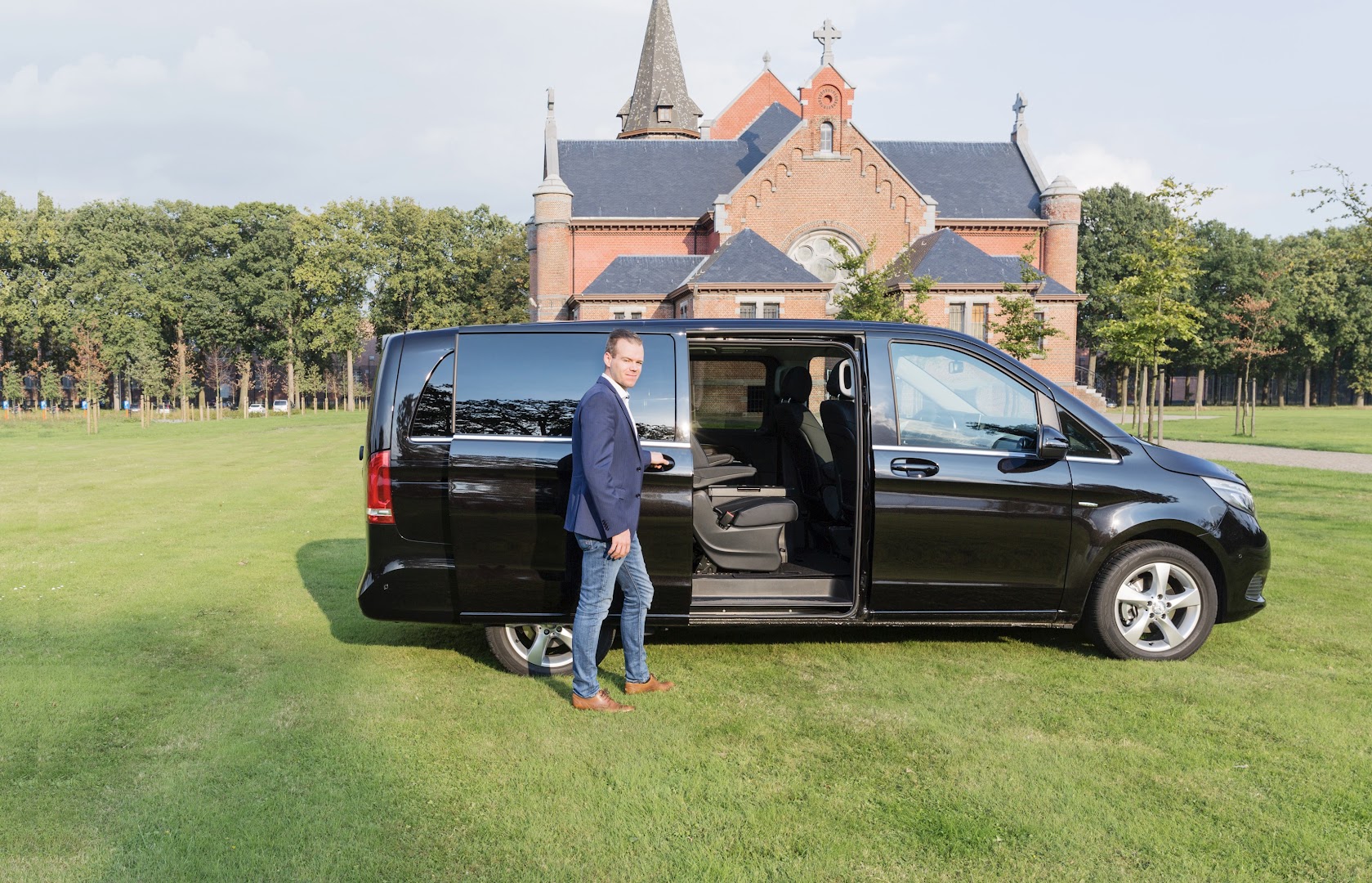 Foto van Uw privé chauffeur - Luchthavenvervoer in Wuustwezel — Taxibedrijf (foto 2)