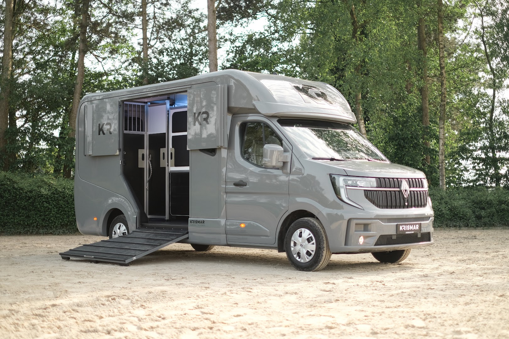 Foto van Equitax Horse Transport in Zutendaal — Paardenstal (foto 3)
