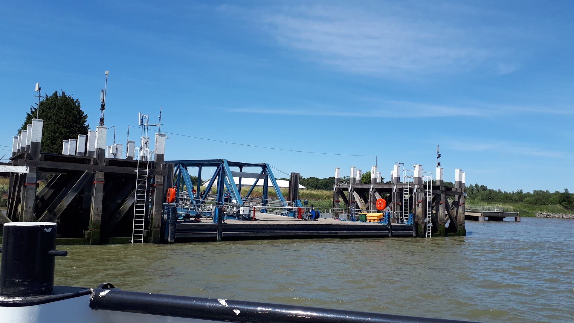 Foto van DeWaterbus Kruibeke in Beveren-Kruibeke-Zwijndrecht — Veerdienst (foto 1)