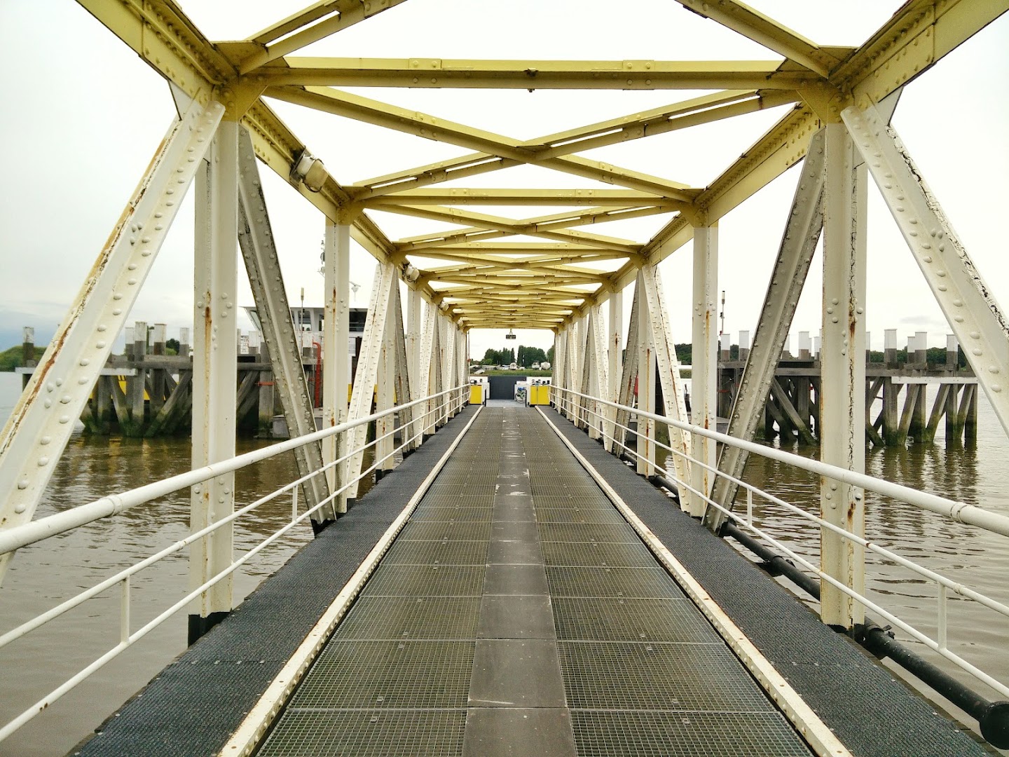 Foto van Kruibeke in Beveren-Kruibeke-Zwijndrecht — Veerbootterminal (foto 3)